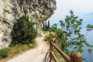 Auf der Ponalestrasse, man sieht gut, wie steil es zum See hin abfällt