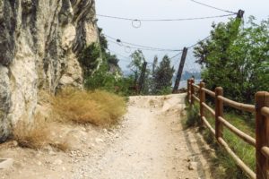 Fangnetze gegen Steinschlag und vielleicht auch, um zu ungestüme Radler vor dem Absturz zu bewahren