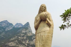 Die Regina Mundi Statue kurz vor Pregasina. Von hier aus hat man einen großartigen Ausblick auf den Gardasee