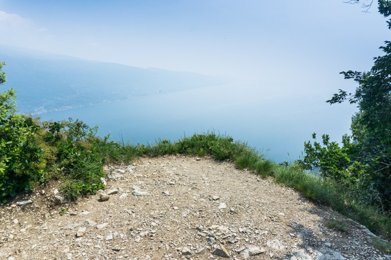 Der Blick auf den südlichen Gardasee ist, wie so oft, sehr diesig