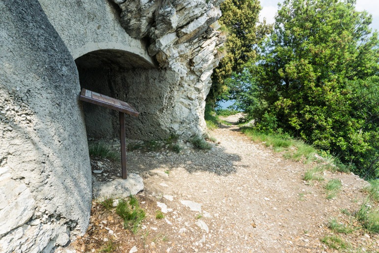 Einer der in den Fels getriebenen Stollen: Batteria in Caverna