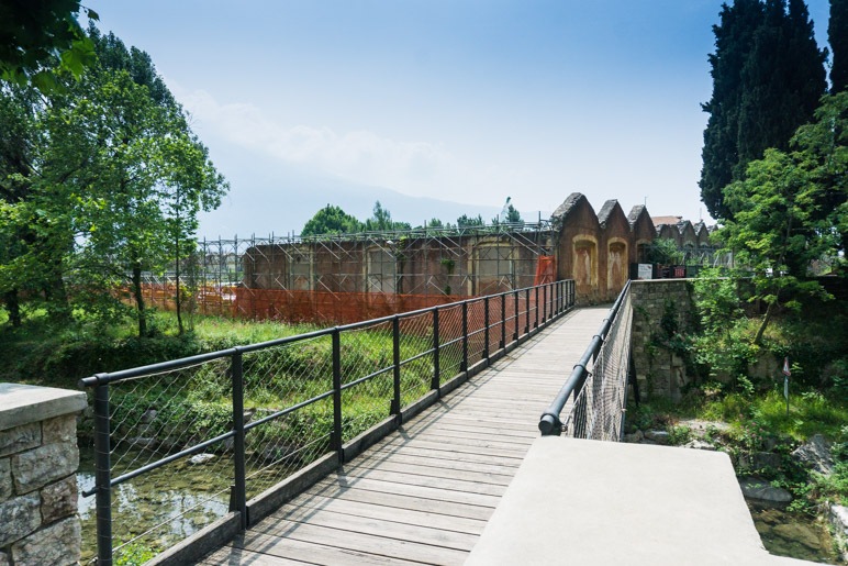 Die Brücke zwischen dem alten und neuen Ortsteil von Campione