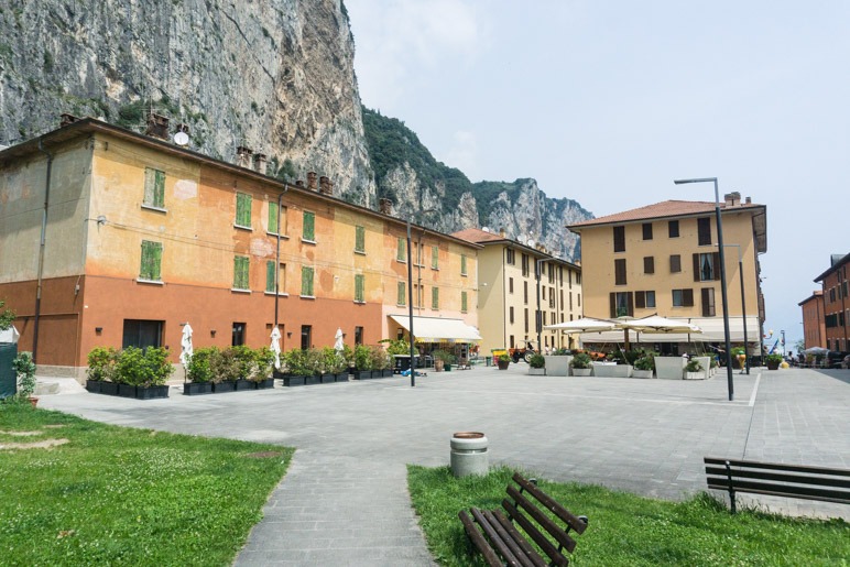 Die neu erbaute Piazza von Campione del Garda