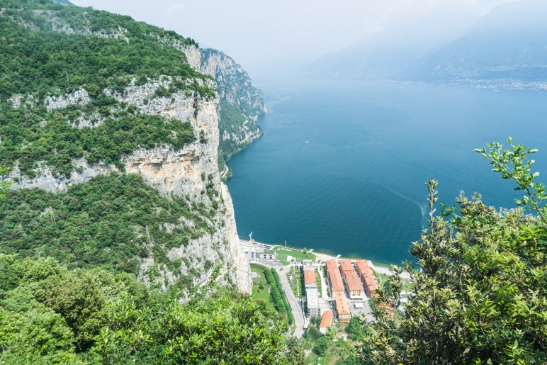 Der Gardasee und die Dächer von Campione