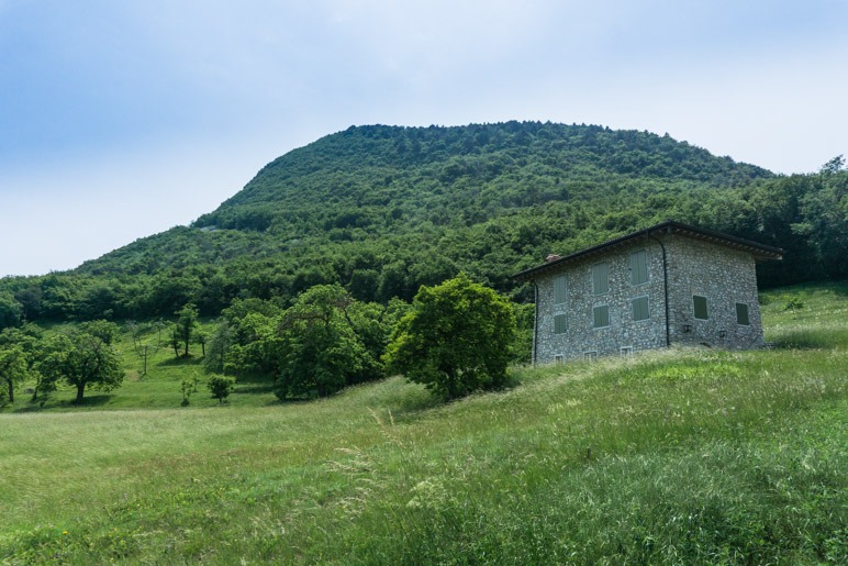 Das allein stehende Haus, dahinter der Monte Castello