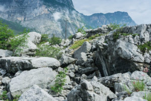 Eine kleine Wanderung durch die Marocche di Dro, nördlich von Arco