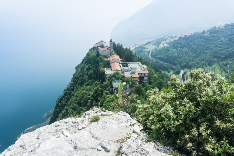 Das Santuario di Montecastello steht exponiert auf einem Felsvorsprung über dem Gardasee