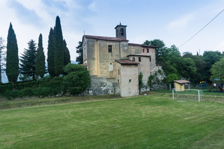 Kirche und Fußball direkt beieinander in Prabione