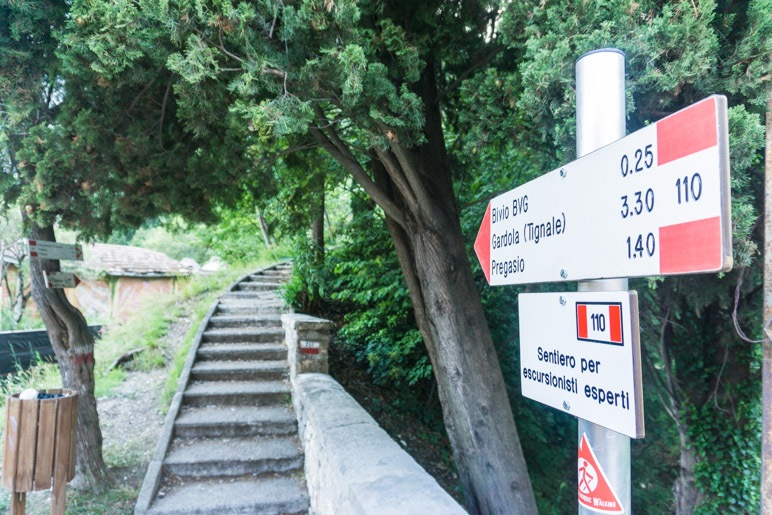 Der Beginn des Wanderweges zum Santuario di Montecastello