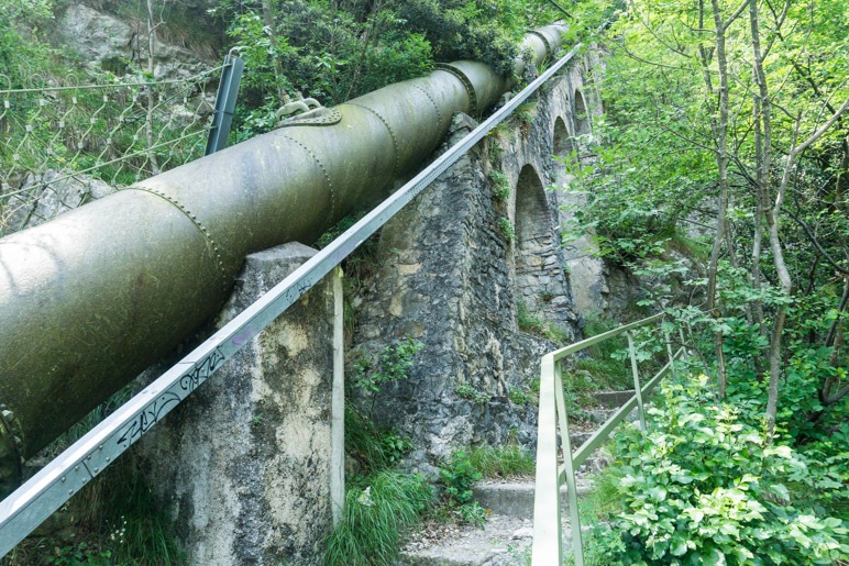 Entlang der alten Wasserleitung geht es über viele Stufen bergauf