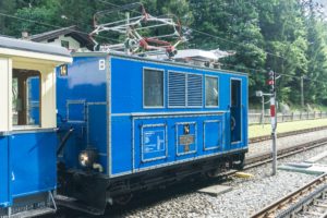 Die Berglok, wird unseren Zug den Berg hinaufschieben.