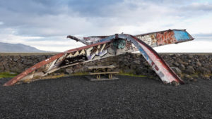 Der Brückenträger. Durch das Wasser völlig verbogen, jetzt ein Denkmal voller Graffiti