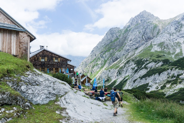 Coburger Hütte und Tajakopf, im Hintergrund liegt der Wetterstein