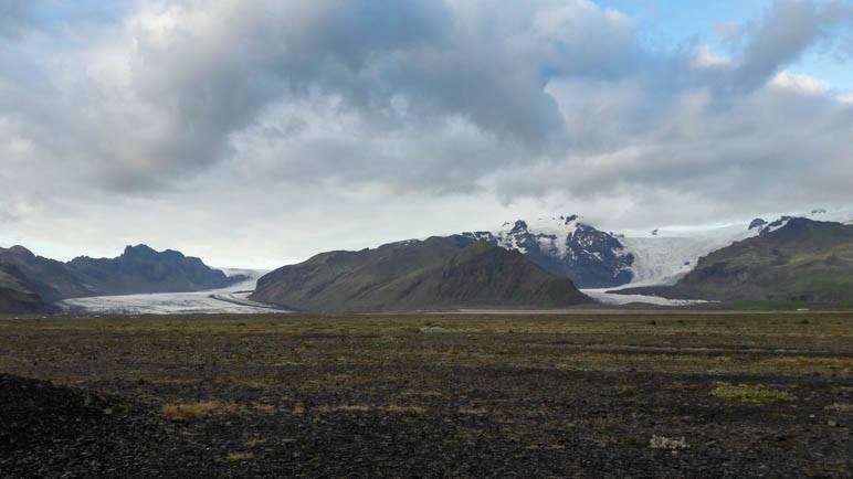 Der Hvannadalshnúkur, umgeben von zwei Gletscherzungen