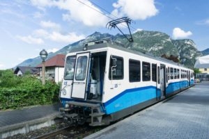 Einer der modernen Züge der Zugspitzbahn im Bahnhof in Garmisch-Partenkirchen