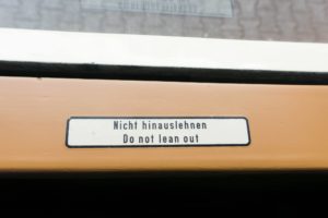 Nicht hinauslehnen!