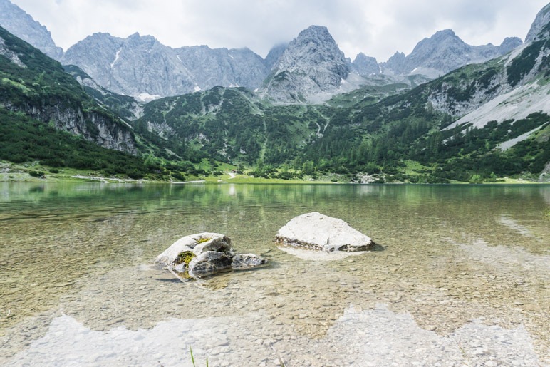 Vom Seebensee aus sieht man den Drachenkopf und links daneben schon die Coburger Hütte