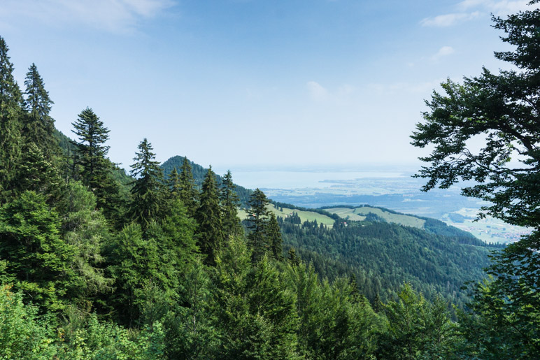 Der erste Blick auf den Chiemsee, kurz vor der Hochplattenbahn