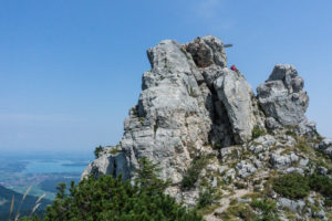 Da ist er, der felsige Friedenrath-Gipfel. Und da steht auch das Gipfelkreuz