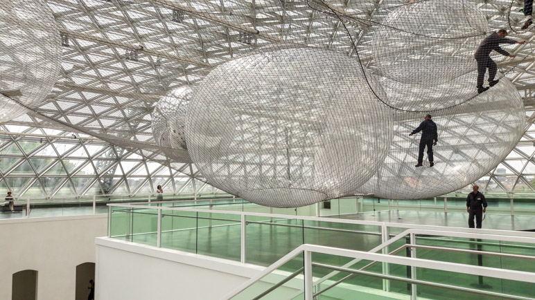 In orbit von Tomás Saraceno - ein faszinierendes Kunstwerk im K21 in Düsseldorf