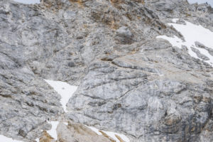 Der felsige Aufstiegsweg vom Zugspitzplatt zum Gipfel. Zum Größenvergleich: Unten links sind zwei Wanderer zu sehen