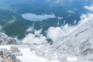 Blick hinunter zum Eibsee