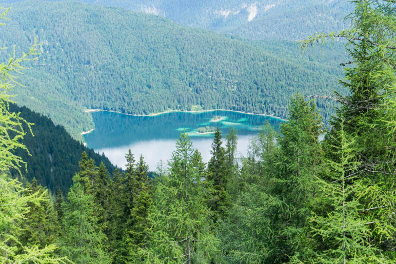 Der Blick hinunter auf den Eibsee von der Station Riffelriß