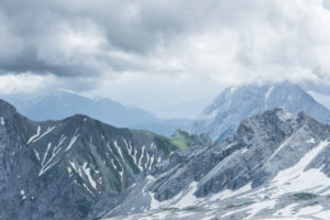 In der Bildmitte ist der einzige Flecken Grün zu sehen, den wir vom Zugspitzplatt aus gesehen haben