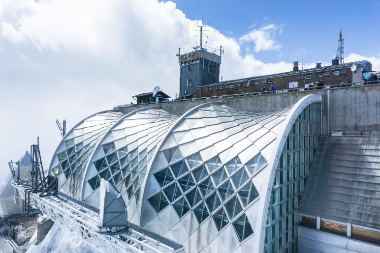 Zusammentreffen von moderner und alter Architektur auf der Zugspitze