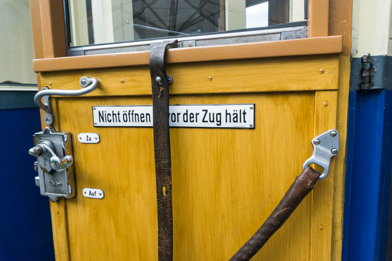 Kleine Details: Emailleschilder, viel Holz und lederne Fensterriemen"