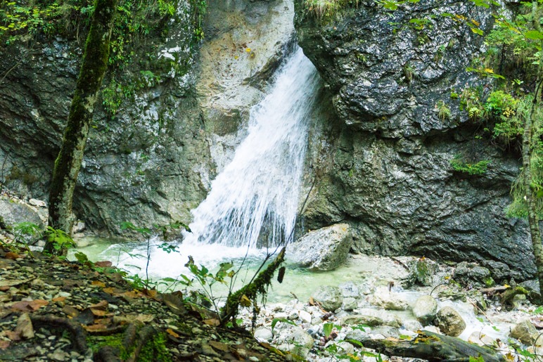 Ein Wasserfall in der Schleifmühlenklamm