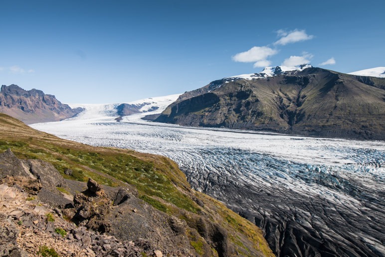 Die Wanderung führt vom Svartifoss zur riesigen Gletscherzunge des Skaftafellsjökull