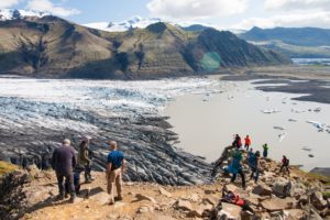 Besucher am Sjónarnípa-Aussichtspunkt am Skaftafellsjökull