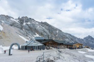 Gletscherrestaurant Sonnalpin und die Skihütten