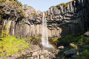 Der etwa zwanzig Meter hohe Svartifoss in seinem Fels-Amphitheater