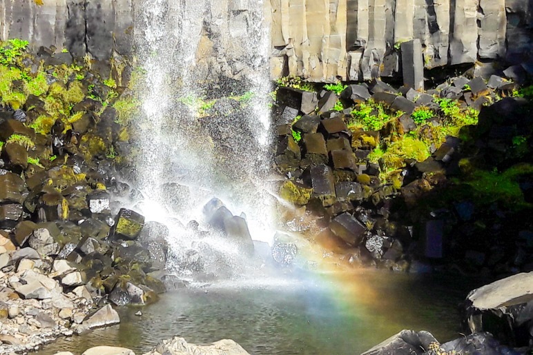 Ein Regenbogen am Svartifoss