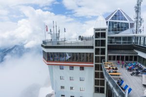 Die Restaurant-Terrasse auf tiroler Seite. Deutlich entspannter als in Bayern