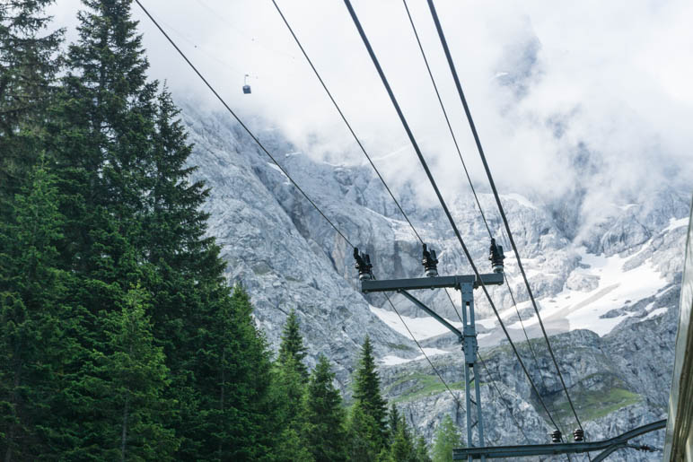 Die Zusgspitz-Seilbahn. Wie wird das Wetter oben sein? Haben wir Nebel oder Fernsicht?