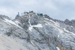 Der Zugspitzgipfel mit seinen großen Gebäuden