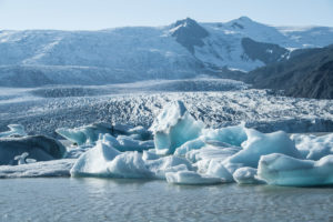 Ein Bild ganz in Blautönen. Leuchtende Eisberge vor dem Gletscher