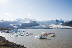 Der Fjallsárlón, einige Eisberge und Eisschollen und der mächtige Gletscher im Hintergrund