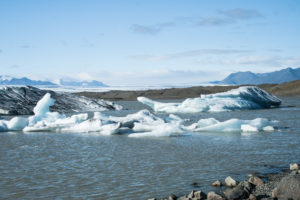 Manche der Eisschollen haben kleine Zapfen