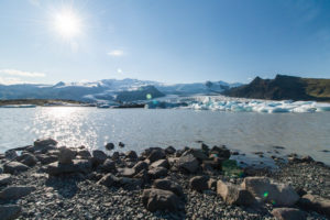 Wie hier besteht das Ufer des Fjallsárlón aus grobem Schotter und Steinbrocken