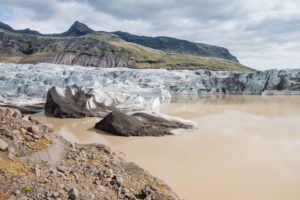 Der milchkaffeebraune Gletschersee des Svinafellsjökull