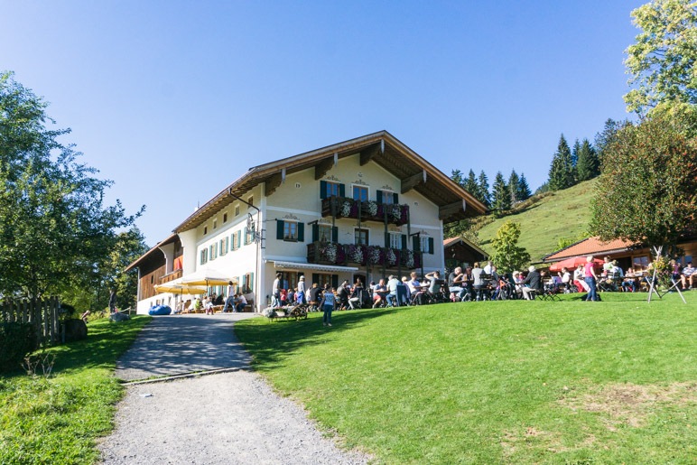 Der Außenbereich des Siglhofs ist gut besucht, kein Wunder bei diesem Spätsommerwetter