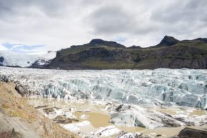 Der Svinafellsjökull und die abweisend bedrohlichen Berge