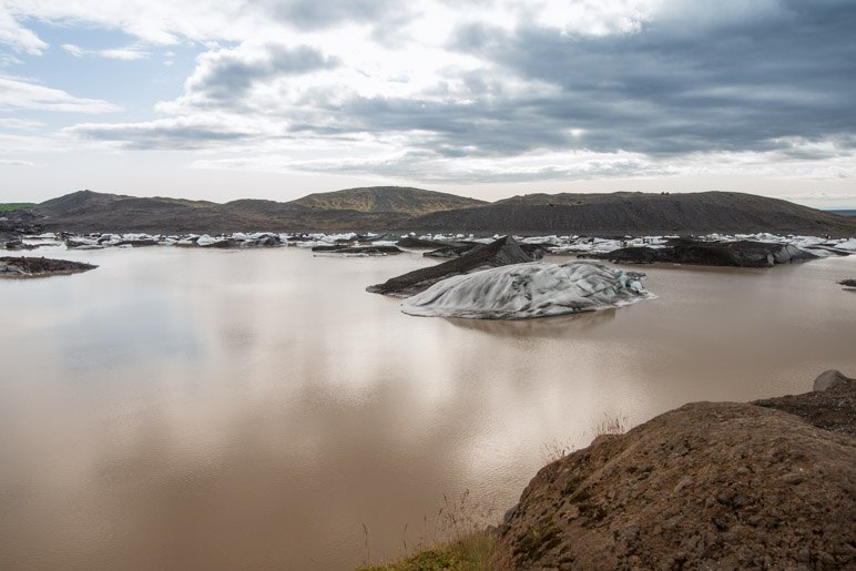 Der braune Gletschersee des Svinafellsjökull