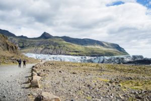 Ein kurzer Fußweg führt vom Parkplatz zum Svinafellsjökull