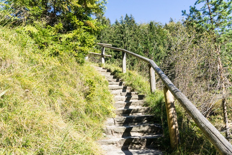 Über die Treppe führt der Weg zum Wasserfall