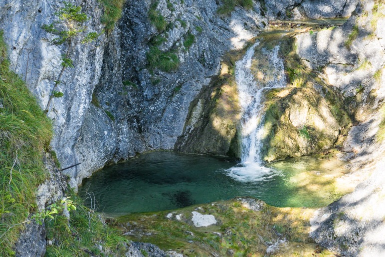 Der kleine Wasserfall und die große Gumpe